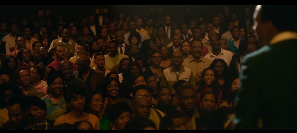 Público de um show com pessoas negras ouvindo o cantor Sam Cooke