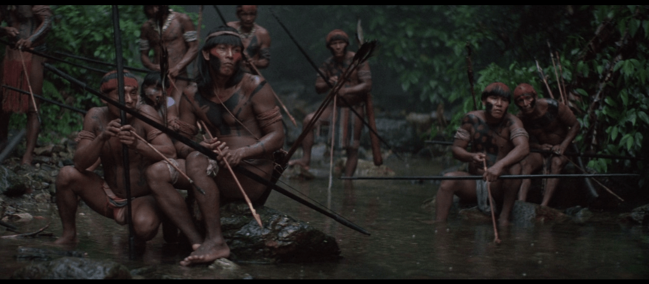 Indígenas ouvem música em cena de A Missão, de Roland Jofé, 1986