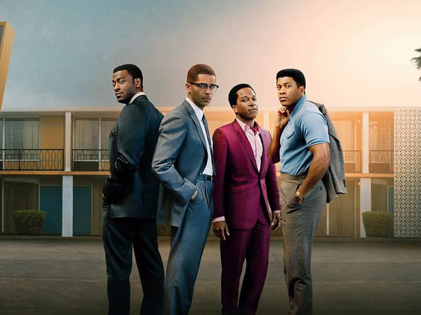 Quatro homens negros vestindo terno, da esquerda para a direita Jim Brown, Malcon X, Sam Cooke e Muhamed Ali