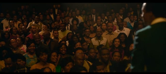 Público de um show com pessoas negras ouvindo o cantor Sam Cooke